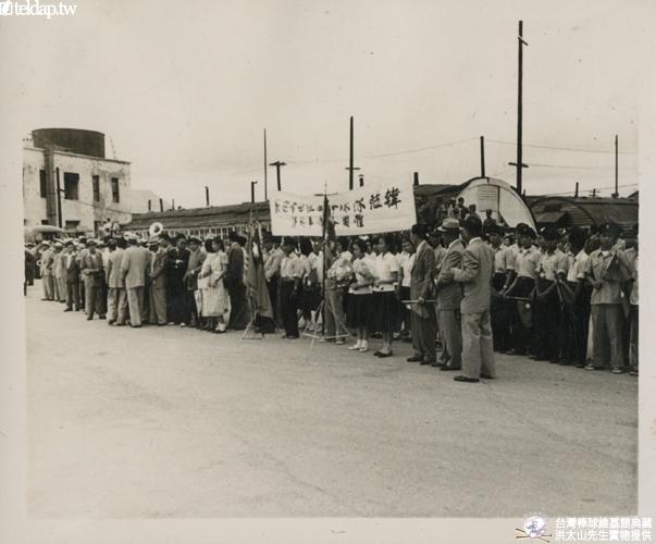 1955年中韓親善野球大會韓國民眾歡迎台灣棒球隊蒞臨韓國的場景