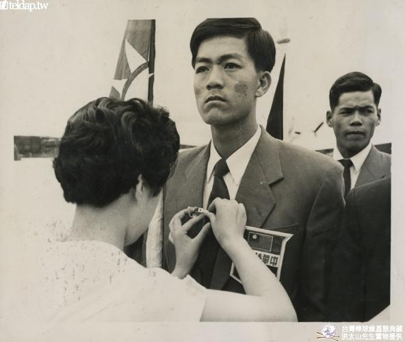 1955年中韓親善野球大會台灣棒球隊隊員獲致勳章。