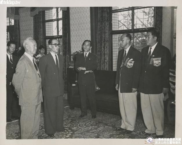 1955年中韓親善野球大會台灣棒球隊拜會韓國總統李承晚先生。