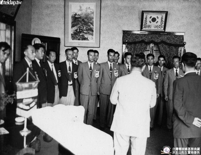 1955年中韓親善野球大會台灣棒球隊參訪韓國首爾市政府。