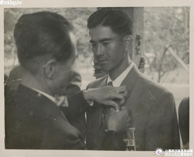 1955年中韓親善野球大會台灣棒球隊隊員方水泉接受嘉勉儀式。