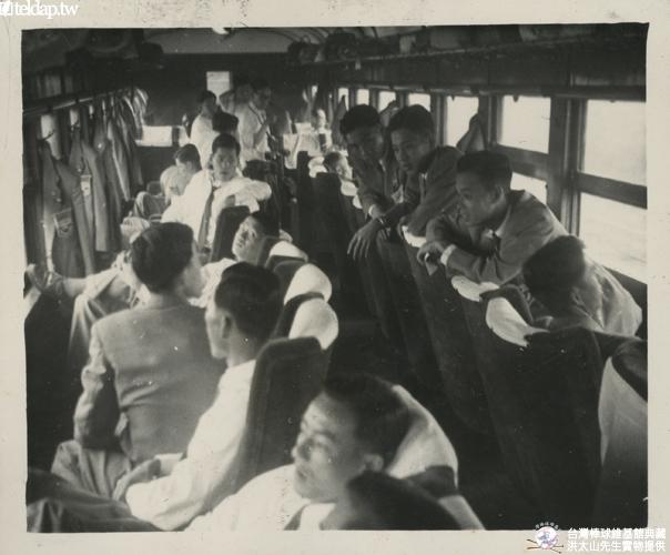 1955年中韓親善野球大會乘坐日北的皇宮樣共乘列車前往比賽會場。