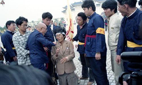 事件標題:蔡振中在中正紀念堂前演出反諷活動