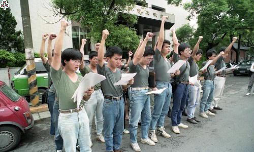 事件標題:立法院議場外學生抗議警總人員