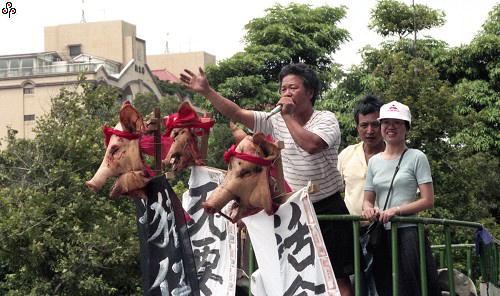 事件標題:建國黨成員在台北市議會前抗議市議會日前通過的「市議員退職酬勞金給與辦法」圖利自己