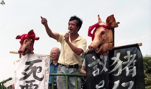 事件標題:建國黨成員在台北市議會前抗議市議會日前通過的「市議員退職酬勞金給與辦法」圖利自己