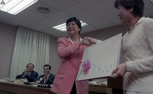 事件標題:立委穆閩珠(右)上午在立法院法制委員會致贈母親節賀卡給法務部長葉金鳳