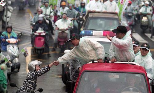 事件標題:民進黨總統候選人陳水扁在台北縣長蘇貞昌陪同下，冒著風雨在台北縣板橋、三重、蘆洲等地區掃街拜票