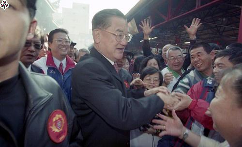 事件標題:國民黨總統候選人連戰前往台北市行天宮上香祈福