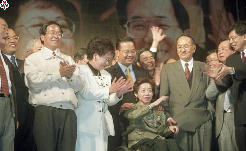 事件標題:二千年中華民國第十任總統由民進黨陳水扁、呂秀蓮當選為正副總統