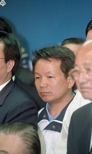 事件標題:宋楚瑜在新台灣人服務團隊伙伴陪同下召開記者會，宣佈將展開籌組新政黨，至於政黨名稱則未確定