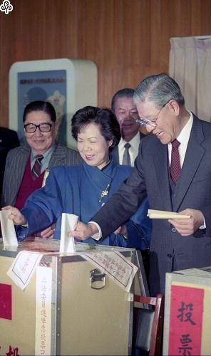 事件標題:民國七十八年公職人員選舉，李登輝總統攜夫人曾文惠投票