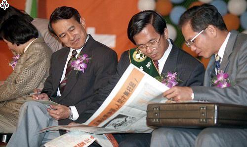 事件標題:台北市長選舉選情，民進黨募款餐會。右起游錫(方方土)、陳水扁、陳定南