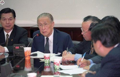 事件標題:立法院協和會邀請海基會董事長辜振甫與秘書長許惠祐，就兩岸中程協議等問題舉行早餐座談會