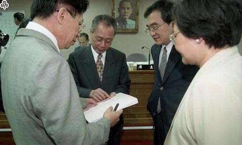 事件標題:內政部長黃主文前往立法院報告「推動社會役與縮減役期可行性」，會前黃主文及國防部長務次長孫韜玉和推動社會役的立委簡錫(土皆)針對縮短役期等問題交換意見