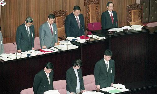 事件標題:六四天安門事件十週年紀念，立法院開議前出席立委和全體議事人員起立默哀一分鐘悼念六四天安門事件
