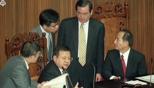事件標題:立法院院會，攸關我國教育制度改革的教育基本法草案三讀通過後，幾位推動法案的教育委員會立委相互致意感謝