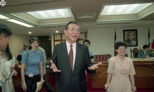 事件標題:立法院財政、司法委員會聯席審查菸酒稅法草案，不過卻因人數不足流會，面對入會(WTO)時間壓力，當媒體起鬨希望部長給一點新聞時，財政部長邱正雄無奈地兩手一攤「你們還要什麼新聞！」
