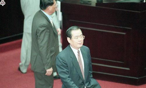 事件標題:立法院院會，公益彩券發行條例修正草案在國民黨強勢動員表決下付委，在重行表決時投下棄權票的新黨黨團立委成為國民兩黨角力遊說對象