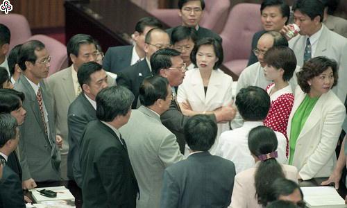 事件標題:立法院院會，公益彩券發行條例修正草案在國民黨強勢動員表決下付委，在重行表決時投下棄權票的新黨黨團立委成為國民兩黨角力遊說對象