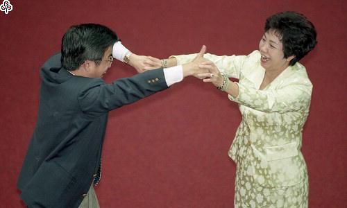 事件標題:立法院院會，公益彩券發行條例修正草案在國民黨強勢動員表決下付委，在重行表決時投下棄權票的新黨黨團立委成為國民兩黨角力遊說對象