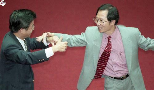 事件標題:立法院院會，公益彩券發行條例修正草案在國民黨強勢動員表決下付委，在重行表決時投下棄權票的新黨黨團立委成為國民兩黨角力遊說對象
