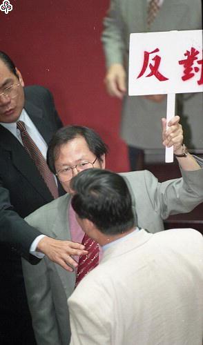 事件標題:立法院院會，公益彩券發行條例修正草案在國民黨強勢動員表決下付委，在重行表決時投下棄權票的新黨黨團立委成為國民兩黨角力遊說對象