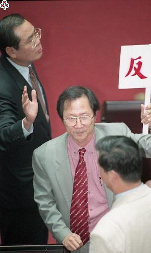 事件標題:立法院院會，公益彩券發行條例修正草案在國民黨強勢動員表決下付委，在重行表決時投下棄權票的新黨黨團立委成為國民兩黨角力遊說對象
