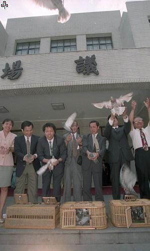 事件標題:參與連署提案的朝野立委和部分二二八受難家屬上午在立院議場前，以放和平鴿方式要求立院成立二二八檔案調閱委員會，全面調查公開白色恐怖檔案