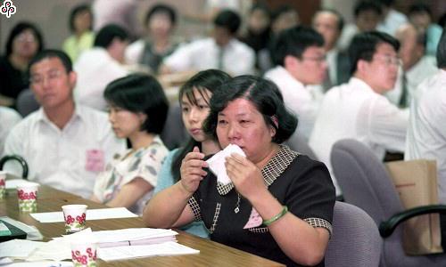 事件標題:立委蔡煌瑯、陳其邁等人召開全面檢討砂石車問題公聽會，受害家屬拉起布條抗議主管機關、保險機構推諉縱容砂石車業者時，念及橫死親人悲傷難抑