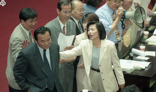 事件標題:立法院院會，朝野政黨分別動員針對公益彩券發行條例修正案展開攻防