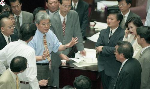 事件標題:立法院院會，朝野政黨分別動員針對公益彩券發行條例修正案展開攻防