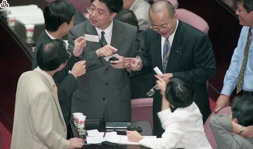 事件標題:立法院院會，朝野政黨分別動員針對公益彩券發行條例修正案展開攻防