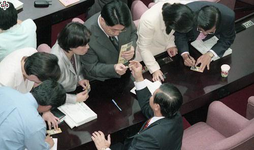 事件標題:立法院院會，朝野政黨分別動員針對公益彩券發行條例修正案展開攻防，冗長的協商過程中，立委暫時避開對壘分明的煙硝氣氛，倒是先分享刮中彩券二百元的樂趣