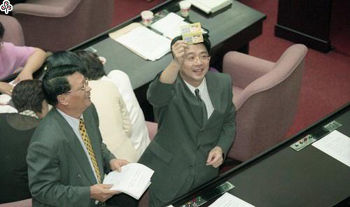 事件標題:立法院院會，朝野政黨分別動員針對公益彩券發行條例修正案展開攻防，冗長的協商過程中，立委暫時避開對壘分明的煙硝氣氛，倒是先分享刮中彩券二百元的樂趣