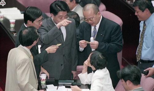 事件標題:立法院院會，朝野政黨分別動員針對公益彩券發行條例修正案展開攻防，冗長的協商過程中，立委暫時避開對壘分明的煙硝氣氛，倒是先分享刮中彩券二百元的樂趣