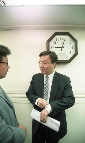 事件標題:羅東靖廬陸續發生怪病，引發大陸客恐慌，挾持兩名保警意外。陸委會主委蘇起面對立委關切，站在掛鐘前也指著自己手表強調時間緊迫，已指派兩位副主委分別到羅東、新竹靖廬指揮安撫大陸客心情