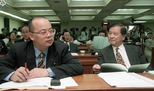 事件標題:立法院財政委員會審議交銀、農銀釋股案，日前因對決彩券發行條例而發生鬥毆的立委羅福助和余政道，兩人比鄰而座形同陌路
