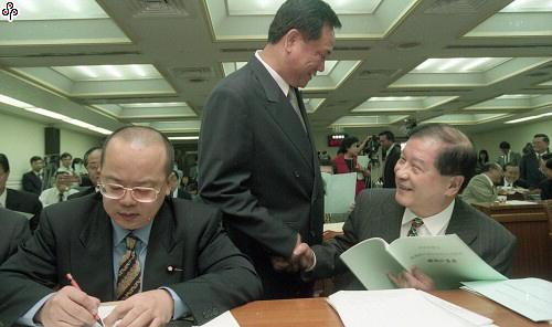事件標題:立法院財政委員會審議交銀、農銀釋股案，日前因對決彩券發行條例而發生鬥毆的立委羅福助和余政道，兩人比鄰而座形同陌路