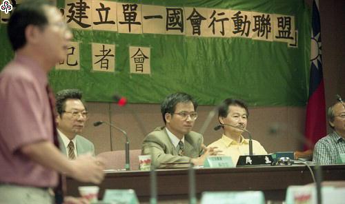 事件標題:民進黨部分立委國代召開單一國會行動聯盟籌備記者會，抨擊「雙國會」亂象以危及臺灣民主，呼籲全民推動廢國民大會、廢立法院，建立單一國會