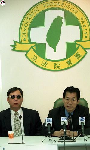 事件標題:1999年8月26日連蕭配大勢底定，堅決反對蕭萬長帶職參選的新黨立院黨團召集人鄭龍水拜會民進黨立院黨團總召李應元，雙方針對反制蕭萬長和下會期議事合作等議題交換意見