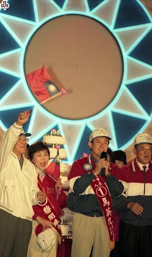 事件標題:台北市長選舉選情，李登輝、連戰在國民黨黨慶晚會為馬英九造勢