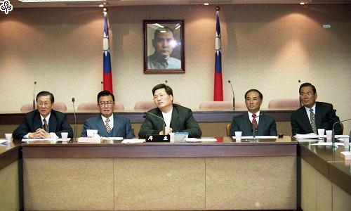 事件標題:國民黨立法院黨團會議，劉松藩、王令麟與王金平比鄰而坐