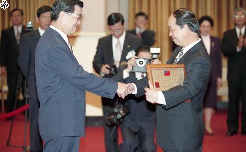 事件標題:行政院長蕭萬長親自頒發八十六年行政院傑出研究獎給各部會得獎人