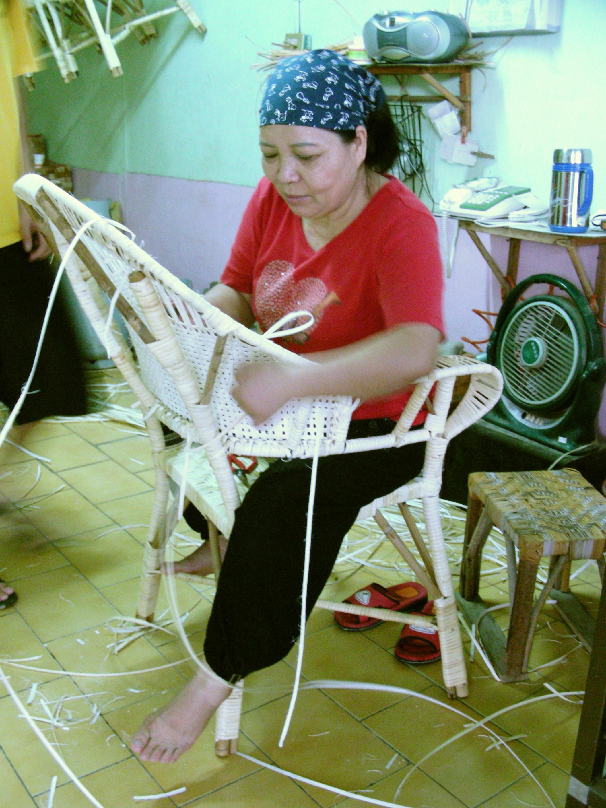 名稱:黃細梅美濃傳統籐椅製造客語拼音:四縣:miˊ nungˇ conˇ tungˋ tenˇ iˋ zii zo