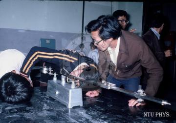 中文名稱:「克特可倒擺」實驗與「扭擺與剛性係數」實驗上課照片004英文名稱:Photos of  Kater s reversible pendulum  and  Torsion pendulum and modulus of rigidity  experiment experiment 004