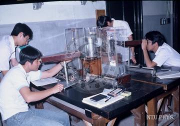 中文名稱:「光譜分析」實驗上課照片007英文名稱:Photos of  A study of spectrar  experiment 007
