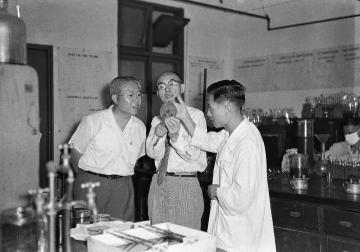 主要題名:195608原子能專家袁博士來院參觀