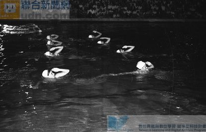 美國水上芭蕾舞團在東門游泳池表演