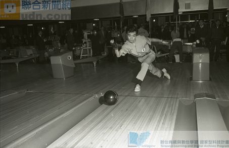 第二屆亞洲盃保齡球賽，個人總分冠軍日女選手三宅俊幸擲球姿勢。